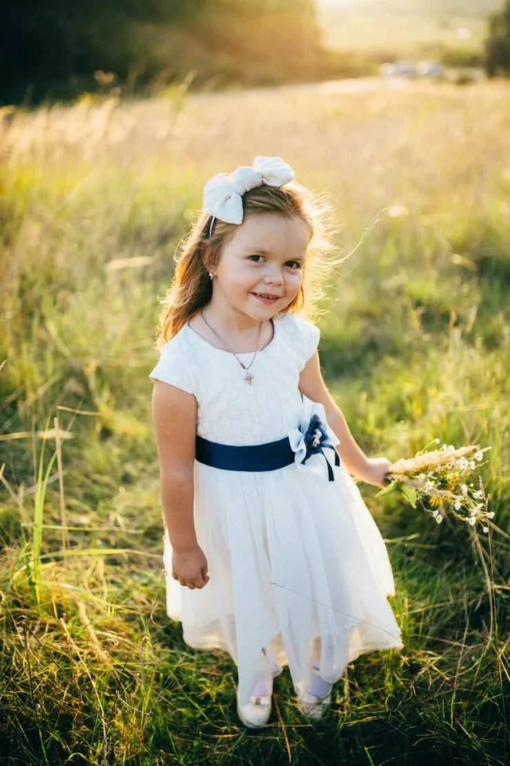 Robe blanche avec ceinture bleue