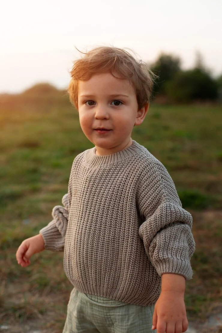 Pull brun crocheté